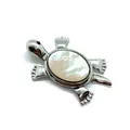 Detail einer Schildkröten-Brosche mit natürlichem Perlmutt-Inlay und schwarzen Steinaugen - Weißes Perlmutt