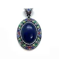 Dettaglio del ciondolo ovale in lapislazzuli con smalto cloisonné floreale e bordo argento retrò - Lapislazzuli Migliorato