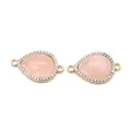 Détail de connecteurs en pierre rose en forme de goutte, plaqué or rose et zircons blancs - Quartz rose