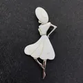 Spilla ballerina elegante con intarsio in madreperla e silhouette in metallo argento - Design n. 9