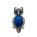 Broche chouette vintage avec incrustation de pierre bleue et texture plume argentée - Agate bleue