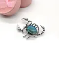 Detailansicht der Skorpion-Brosche mit blauem Stein und Vintage-Silbermetall-Textur - Blauer Stein Stil (3)