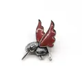 Détail de la broche colibri avec ailes rouges et plumes argentées finement gravées - Aisle Rouge Foncé (N°5)