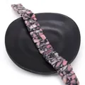 Perles rectangulaires en pierre naturelle marbrée rose et noire sur présentoir noir - Couleur 1 (Marbre Rose)