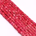 Dettaglio macro di perle quadrate in pietra imperiale rosa per la creazione di gioielli - Quadrato / Fucsia