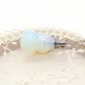 Vista macro della collana flacone di profumo in opale con dettaglio tappo a vite argento - Opale