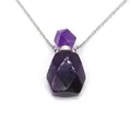 Makroaufnahme des geometrischen Amethyst-Parfümflaschen-Anhängers mit Silberkette - Amethyst