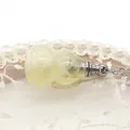 Dettaglio del pendente in pietra naturale a forma di zucca con catena d'argento - Citrino