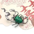 Dettaglio macro del ciondolo a scorpione con pietra naturale verde e finitura argento - Malachite
