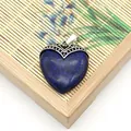 Detail van een blauwe lapis lazuli hart hanger met zilveren geometrische borgtocht - Lapis lazuli