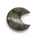 Vue macro d'une pierre naturelle d'Unakite en forme de lune polie avec taches rouges - Pierre Sang de Dragon