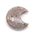 Vue macro de pierre naturelle polie en forme de lune avec textures tachetées roses - Agate fleur de cerisier