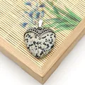 Macro-opname van hartvormige Dalmatische Jaspis hanger met zilveren metalen oogje details - Dalmatijnse jaspis