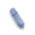 Dettaglio di un pilastro esagonale in cristallo azzurro con venature minerali scure - Aventurina Blu