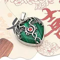 Detail eines silbernen Drachenherz-Anhängers mit grünem Stein und rotem Strass-Inlay - Malachit / 32x41mm