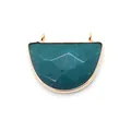 Dettaglio di un ciondolo in pietra naturale sfaccettata verde acqua con anelli placcati oro - Verde Ottanio (16) / 25x31mm