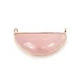 Nahaufnahme eines facettierten Halbkreis-Anhängers aus rosa Kristall mit Goldfassung - Rosenquarz