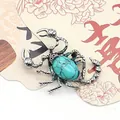Pendente a forma di scorpione vintage con turchese su una carta decorativa a ventaglio - Turchese Blu