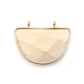 Dettaglio di ciondolo a semicerchio in pietra sfaccettata con doppi connettori dorati - Pietra Maifan / 25x31mm