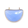 Dettaglio del connettore in pietra blu sfaccettata a semicerchio con doppi anelli dorati - Acquamarina / 25x31mm