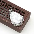 Ciondolo a goccia in turchese bianco con montatura floreale d'argento e venature - Howlite