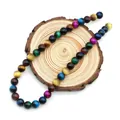 Vista dettagliata di perle in vetro occhio di tigre colorate su legno naturale - Mix Multicolore (No.8)