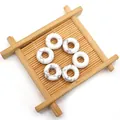 Gepolijste witte turkoois donut kralen op houten standaard voor DIY sieraden - Howliet