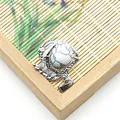Ciondolo artiglio di drago argento con pietra turchese bianca su vassoio di bambù - Bracciale Howlite Bianca