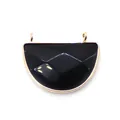 Ciondolo connettore in pietra nera sfaccettata a forma di D con anelli placcati oro - Agata nera / 25x31mm