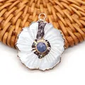 Détail macro du pendentif pétale en nacre blanche avec pierre bleue et bord doré - Sodalite