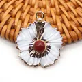 Vue macro d'un pendentif fleuri avec pétales en émail blanc et centre en pierre rouge - Jaspe Rouge