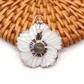 Détail du pendentif fleur avec pétales en nacre blanche et pierre centrale foncée - Pierre Flash (Labradorite)