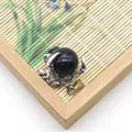 Pendente a sfera in pietra arenaria blu con artiglio di drago argento su vassoio - Pietra sand blu