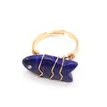 Anello pesce in lapislazzuli con avvolgimento in filo dorato e fascia aperta regolabile - Lapislazzuli