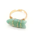 Anello aperto fatto a mano con filo dorato e pietra di avventurina verde a forma di pesce - Avventurina Verde