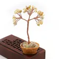 Detalle macro del árbol de cristal citrino con ramas de cobre y base de cesta tejida - Citrino