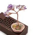 Detalle de árbol de amatista hecho a mano con hilos de cobre sobre base tejida rosa - Amatista