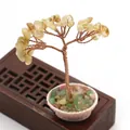 Detalle del árbol de cristal citrino con ramas de cobre en una maceta blanca de cerámica - Citrino