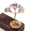 Detalle de árbol de piedras preciosas hecho a mano con alambre de cobre y cristales finos - Fluorita Verde