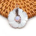 Pendentif fleur élégant en nacre blanche avec incrustation d'opale et placage d'or fin - Opale