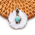 Pendentif fleur avec pétales en nacre blanche et pierre turquoise en finition dorée - Turquoise Bleue