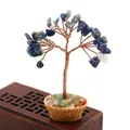 Mini árbol de cristal hecho a mano con piedras azules en una cesta tejida - Lapislázuli