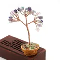 Árbol de cristal artesanal púrpura y verde en una mini cesta tejida para escritorio - Fluorita púrpura