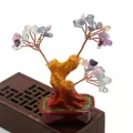 Detalle de árbol de cristales naturales con ramas de cobre y base de resina roja - Fluorita púrpura