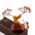 Detalle de árbol de cristal con ramas de hilo de cobre y base de piedra de resina - Ágata roja