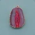 Détail macro d'un pendentif en agate rose naturelle avec bordure dorée galvanisée - Rose-Violet (N°7)