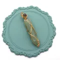 Vue détaillée du pendentif hexagonal en pierre naturelle avec fil doré et perle - Aventurine Verte