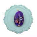 Gedetailleerde macroweergave van handgemaakte levensboom hanger met paarse agaatsteen - Paarse Levensboom Hanger / Paars