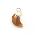 Vue détaillée du pendentif lune en œil de tigre facetté avec boucle en or rose - Œil de tigre