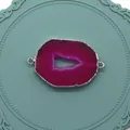 Dettaglio macro del connettore in agata naturale fucsia con bordi in metallo argentato - Rosso Rosa (Stile 3)